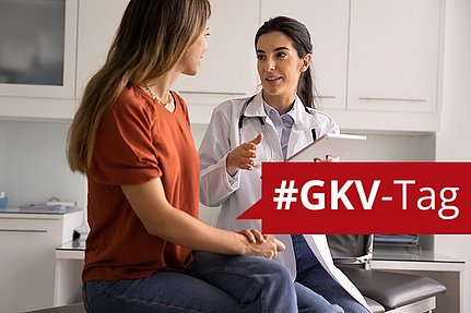 Eine Ärztin berät sich mit einer Patientin in einer ärztlichen Praxis. Die Ärztin hält ein Tablet in der Hand, und beide unterhalten sich. Über das Bild ist ein rotes Banner mit dem #GKV-Tag gelegt.
