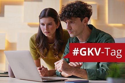 Zwei Personen, die auf einen Laptop-Bildschirm blicken, im Vordergrund ein Banner mit dem Hashtag #GKV.