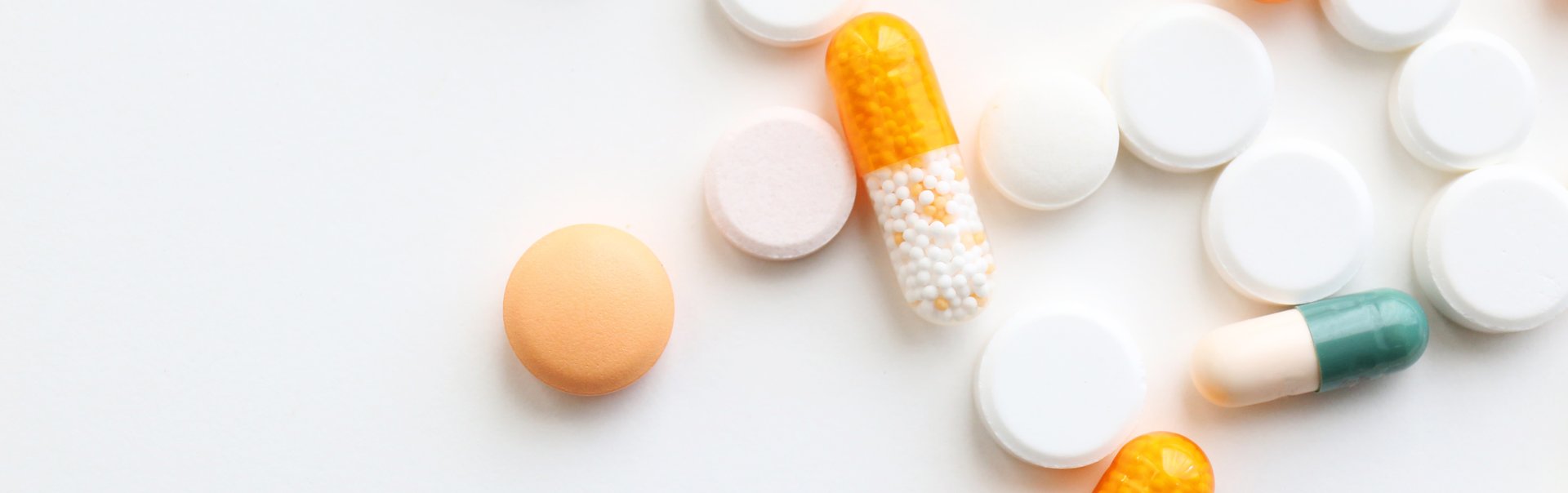Nahaufnahme von Pillen und Tabletten