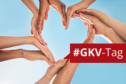 Mehrere Hände bilden vor einem blauen Himmel eine Herzform, überlagert von einem roten Banner mit der Aufschrift #GKV-Tag.