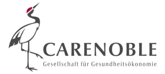 Logo mit einem Kranich neben dem Text „CARENOBLE Gesellschaft für Gesundheitsökonomie“.