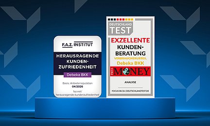 Zwei Debeka BKK-Auszeichnungen für Kundenzufriedenheit und Service, präsentiert auf einem blauen Sockel vor einem gemusterten Hintergrund.