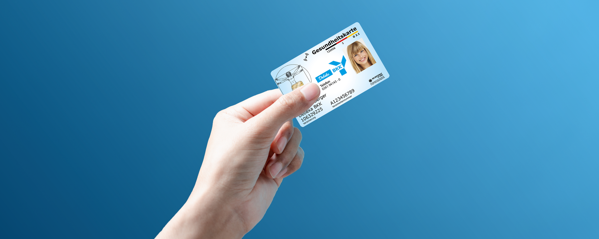 Eine Hand, die einen Personalausweis mit Foto und Text auf blauem Hintergrund hält.