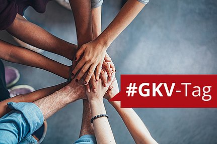 Mehrere Hände, die in Verbundenheit aneinander gereiht sind, mit einem roten Banner, auf dem in weißer Schrift „#GKV-Tag“ steht.