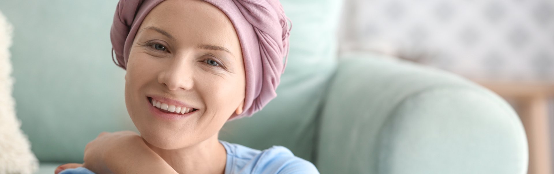 Eine Frau verdeckt die Nebenwirkungen der Chemotherapie mit einem Kopftuch.